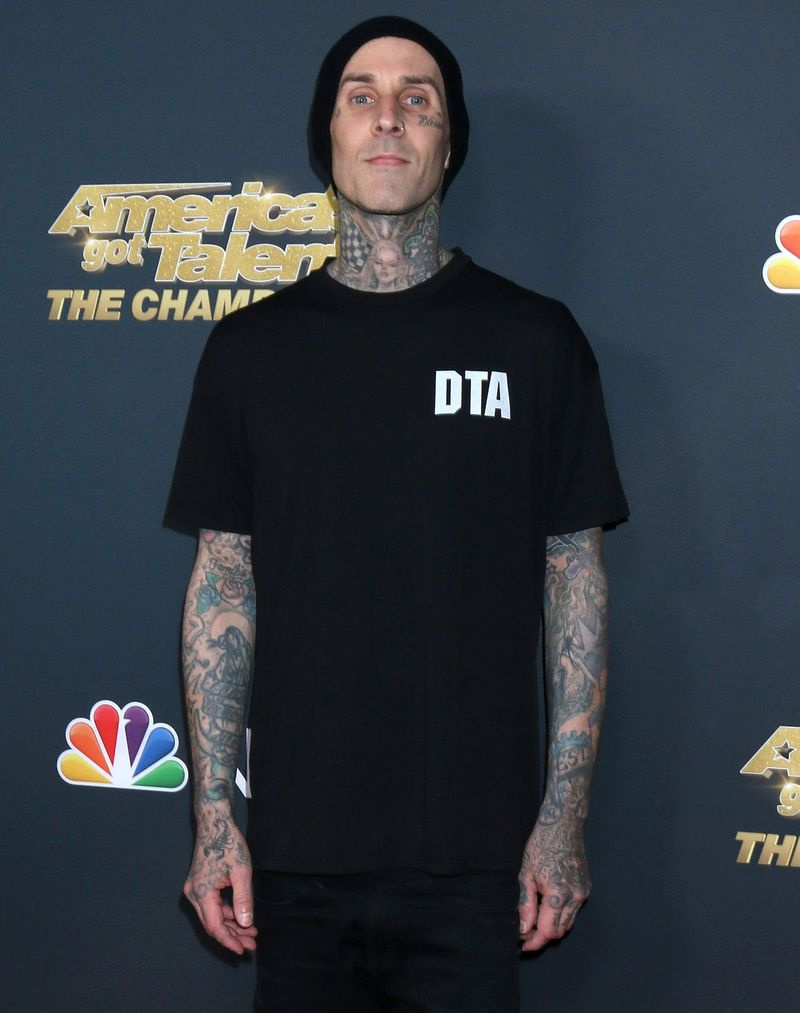 Travis Barker le responde al troll que afirma que el baterista se arrepentirá de todos sus tatuajes