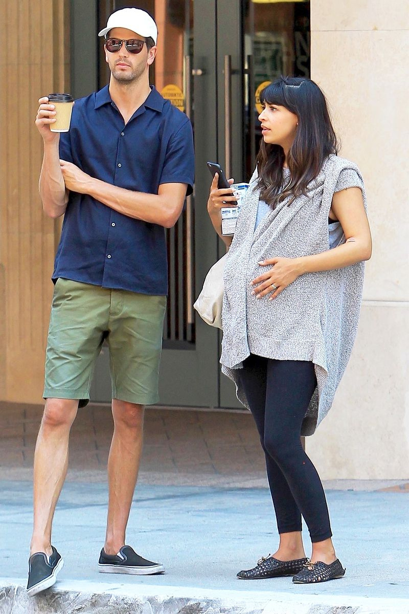 Hannah Simone y Jesse Giddings