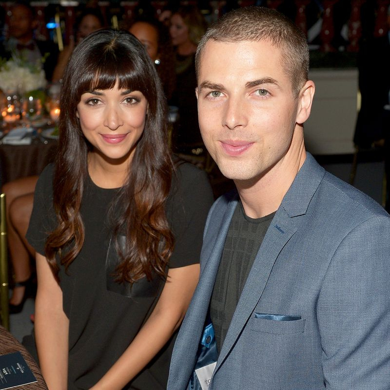Hannah Simone y Jesse Giddings