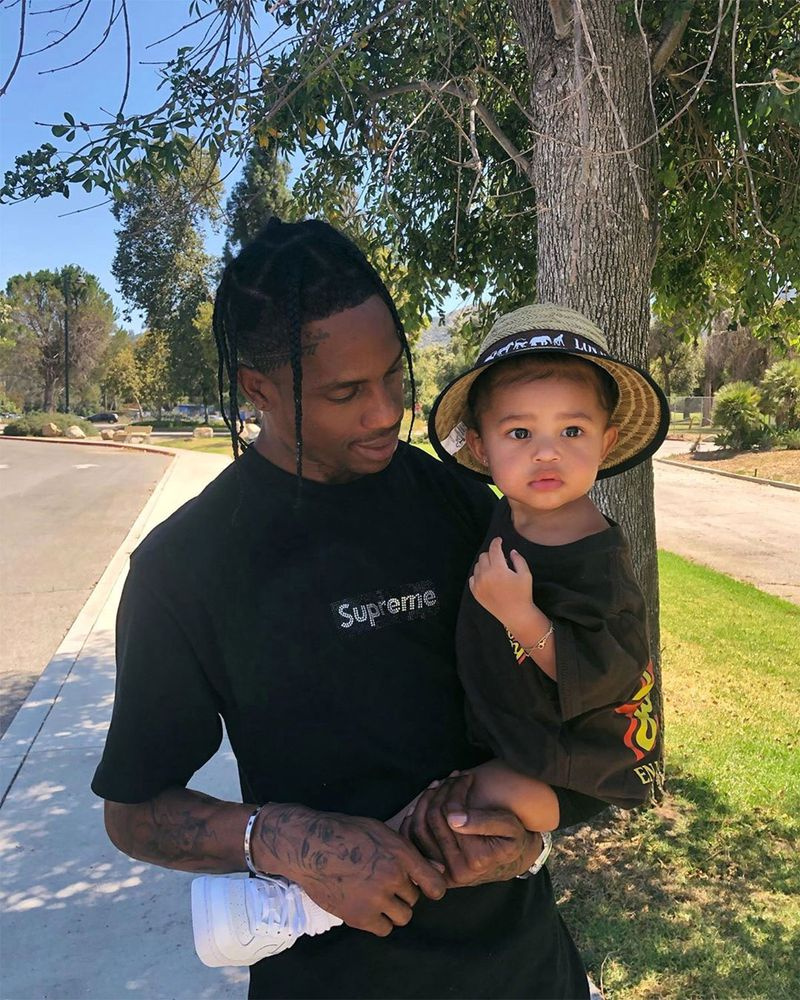 Stormi, la fille de Travis Scott, traîne avec sa grand-mère lors d'une visite au Texas : photo