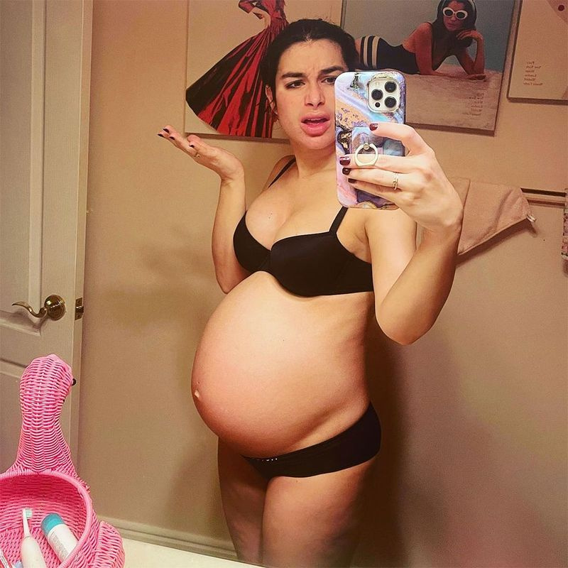Die schwangere Ashley Iaconetti zeigt 7 Wochen vor der Ankunft des ersten Kindes einen nackten Babybauch 2