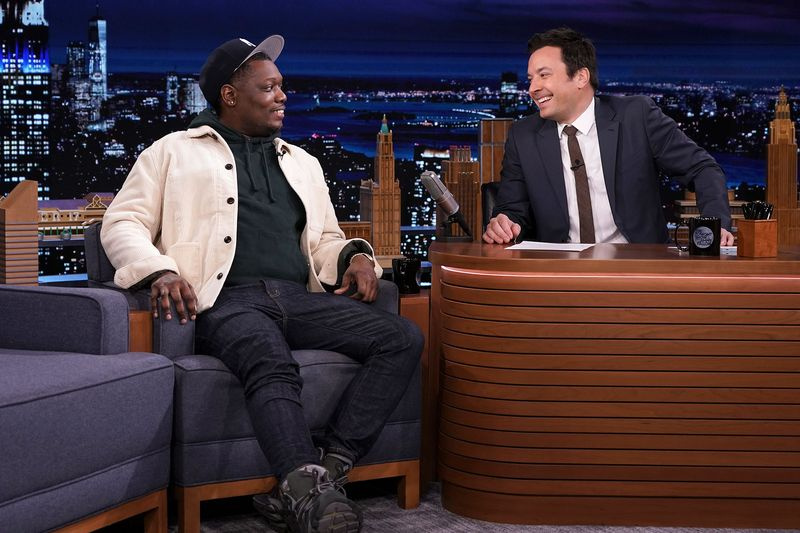 Michael Che no cuidará a Colin Jost y Scarlett Johnasson Son Tonight Show Jimmy Fallon