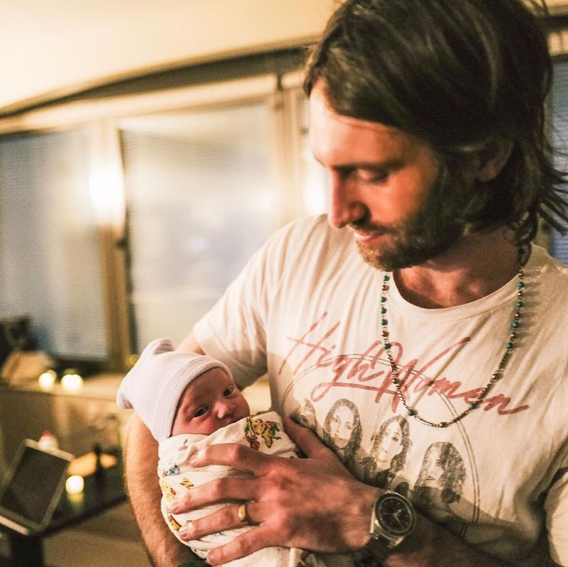マレン・モリスとライアン・ハードが生まれたばかりの息子ヘイズの名前の背後にある意味を説明する