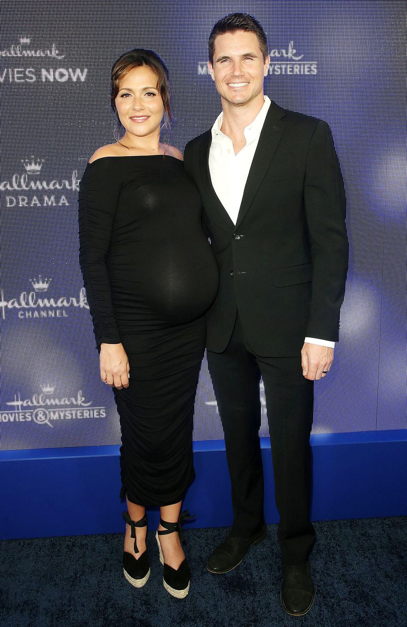 Robbie Amell tehotná manželka Italia Ricci hovorí, že flirtuje s 200 kilami