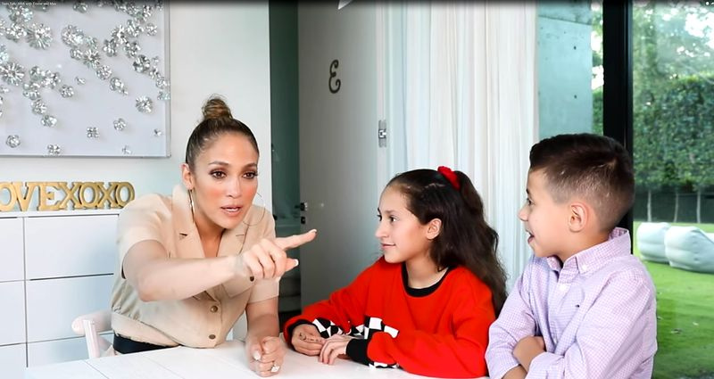 ジェニファー・ロペスは双子に、自分が妊娠していることをどのようにして見つけたかを話します
