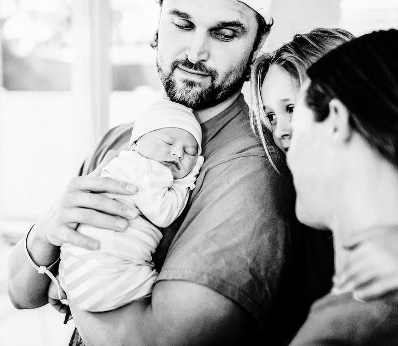 「RHOC」ミョウバンジーナキーオの娘カラキーオは息子マッコイの死から1年後に男の子を出産します