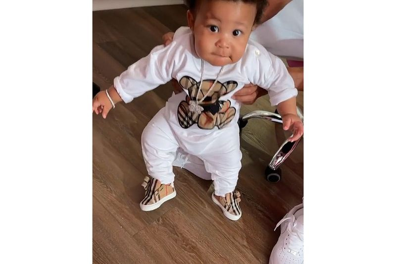 Nicki Minaj donne un rare aperçu de son fils de 8 mois essayant de marcher : vidéo