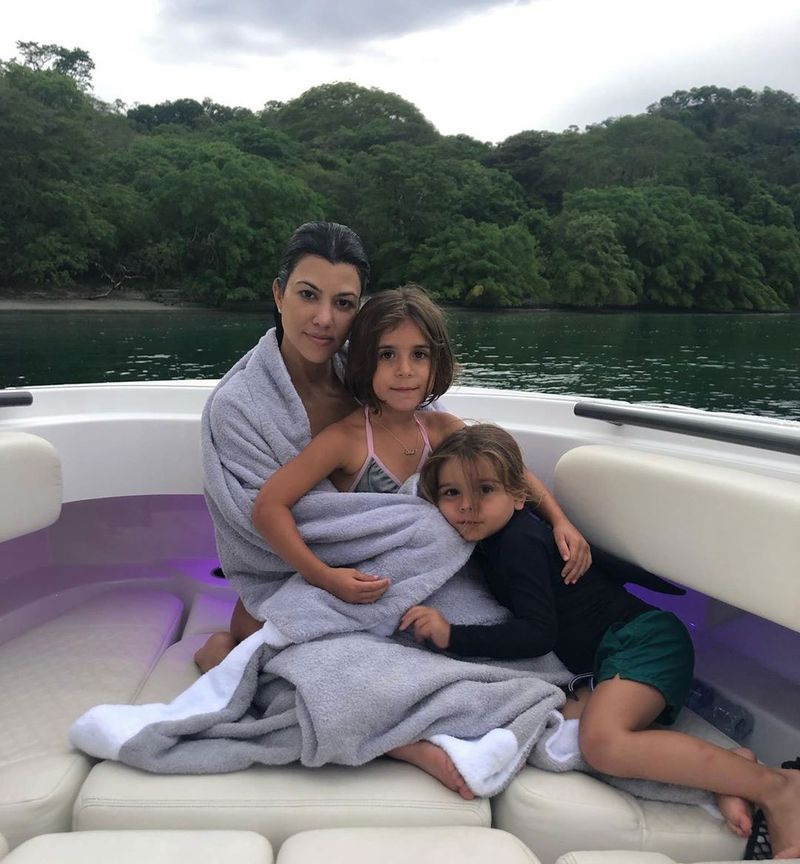 La fille de Kourtney Kardashian, Penelope, et son fils Reign se frottent les pieds