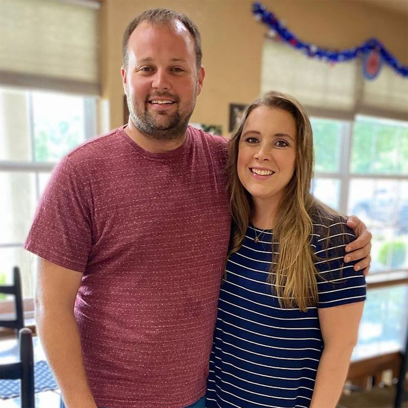 Michelle y Jim Bob Duggar hablan después de que Josh Duggar y su esposa Anna dieron la bienvenida a su séptimo hijo en medio de la controversia