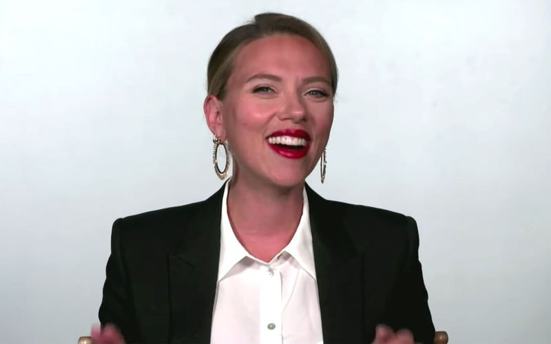 スカーレット・ヨハンソンが家で一人で彼女を見ていることに対する娘ローズの反応を共有する3セス・マイヤーズ