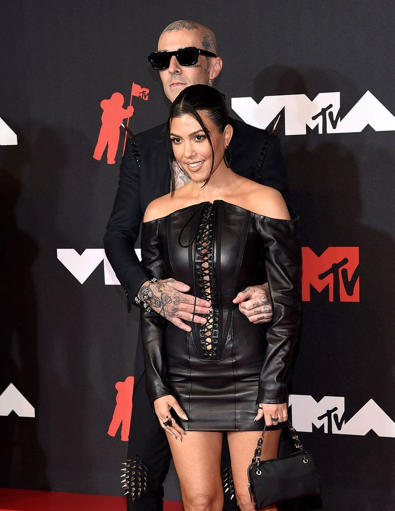Kourtney Kardashian opäť zastavuje špekulácie o tehotenstve 2 Travis Barker