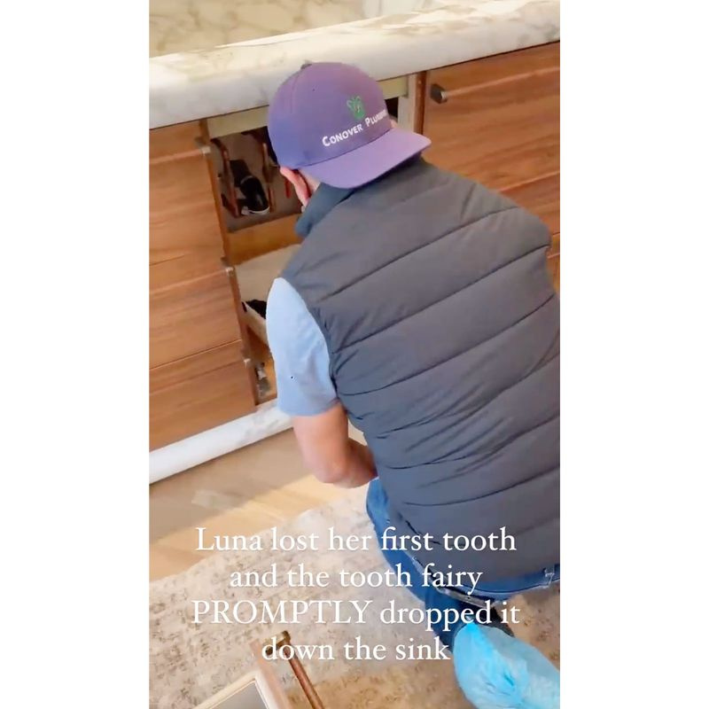 Chrissy Teigen lässt Tochter Luna 1st Lost Tooth Down fallen So traurig