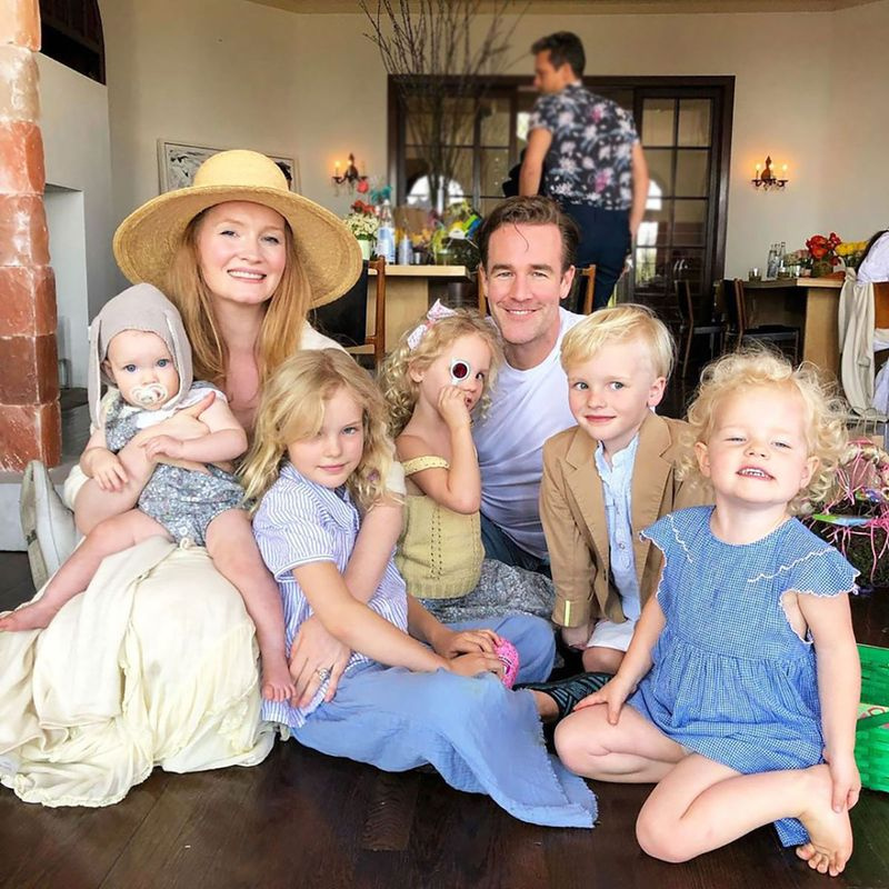 James Van Der Beek rit alors que sa fille Gwendolyn, 2 ans, dit F-Word: