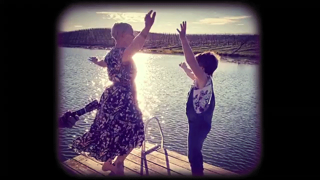 Pink Frolicks avec sa fille Willow dans le clip mignon Cover Me in Sunshine