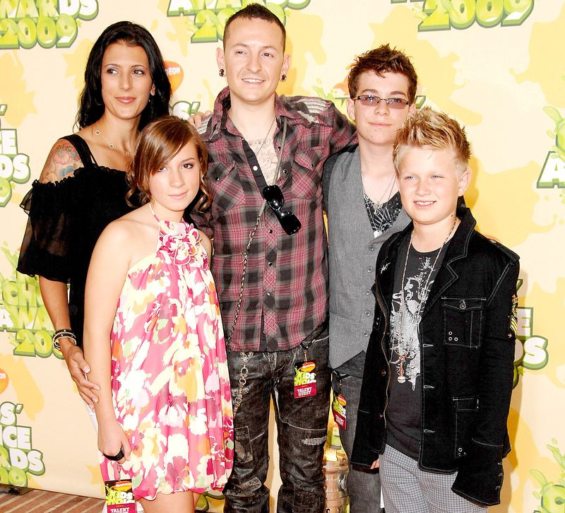 Chester Bennington, su esposa Talinda Bentley y su familia llegan a Nickelodeon