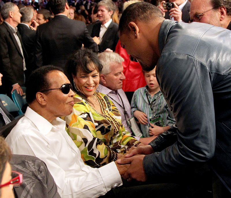 Muhameds Ali sarunājas ar aktieri Vilu Smitu pirms Floida Meivezera juniora un Šeina Moslija pusvidējā svara cīņas sākuma MGM Grand Garden Arena 2010. gada 1. maijā Lasvegasā, Nevadas štatā.