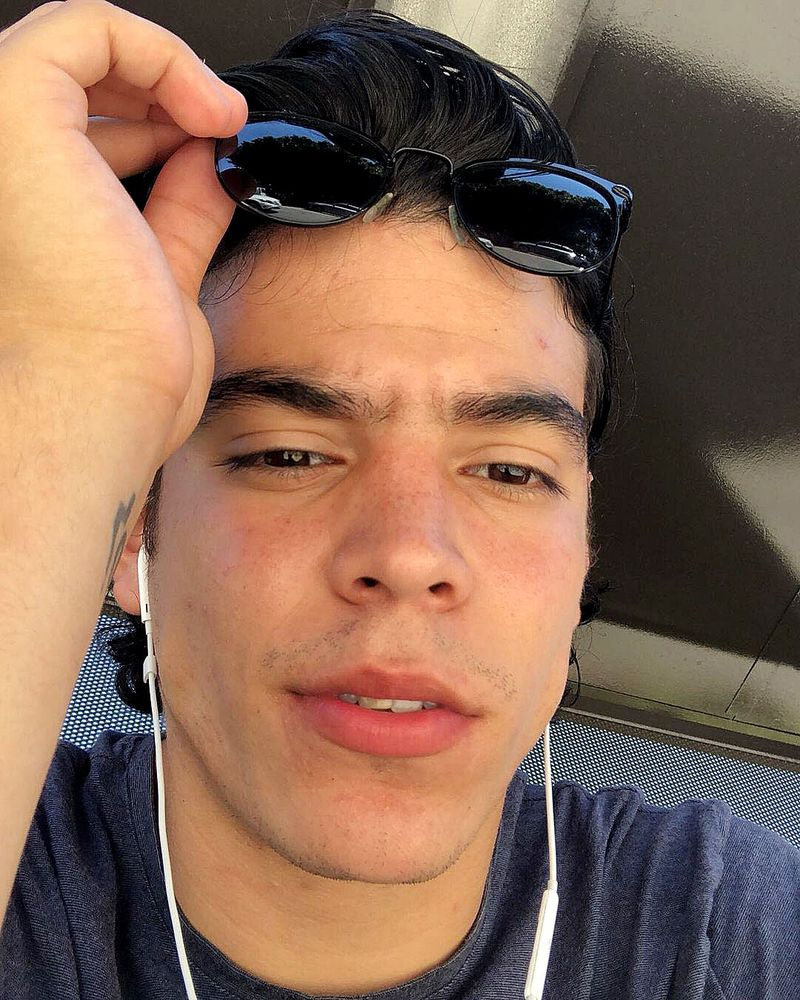 Troll sagt, Selena Gomez hätte etwas Besseres verdient als Costar Aaron Dominguez