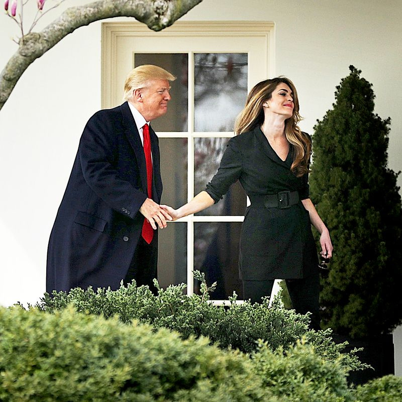 Donalds Tramps un Houps Hikss pie Baltā nama Ovālā biroja Vašingtonā, 2018. gada 29. martā.