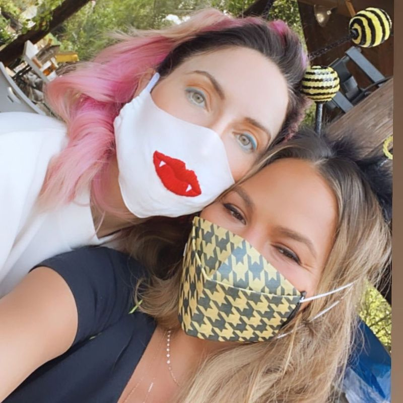 Whitney Cummings plaisante avec Chrissy Teigen comme chef personnel