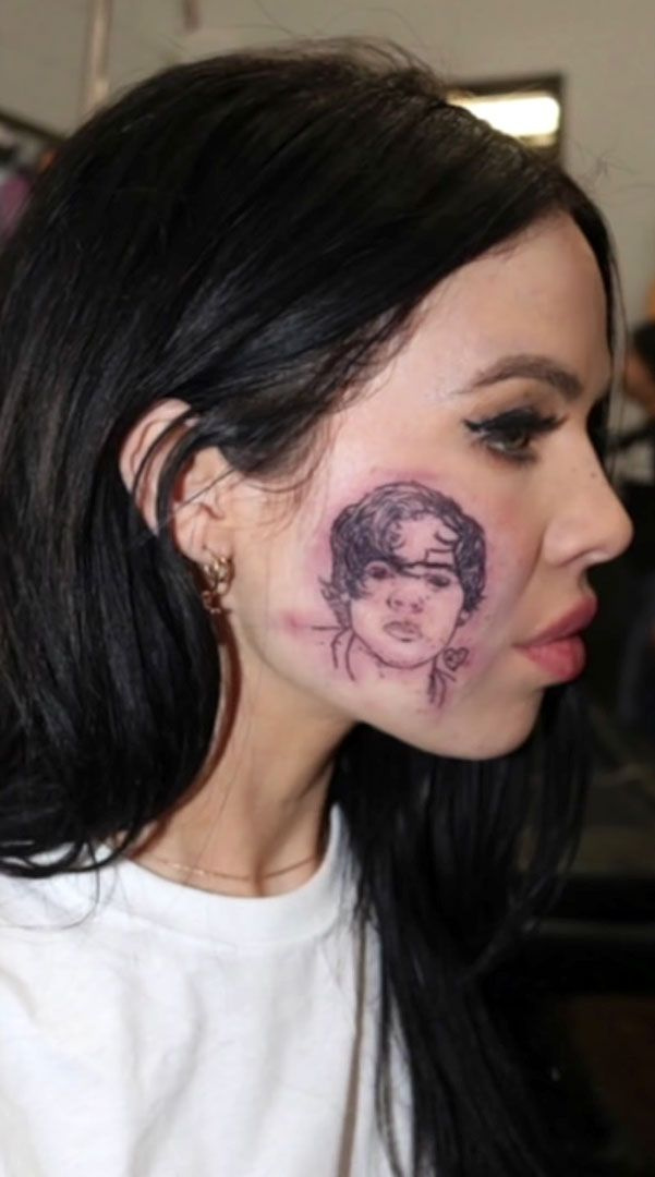 Kelsy Karter dice que el tatuaje de la cara de Harry Styles es falso