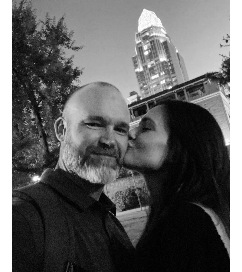 Ο Torrey DeVitto βγαίνει με τον διευθυντή των Chicago Cubs, David Ross, μετά τον χωρισμό του Will Estes
