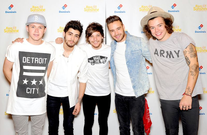 Zayn Malik, Niall Horan, Louis Tomlinson, Liam Payne y Harry Styles de One Direction posan para fotografías en Wembley Arena mientras hacían realidad los deseos de 60 niños gravemente enfermos y conocieron a los niños antes de actuar en el estadio de Wembley el 8 de junio de 2014. en Londres, Reino Unido.
