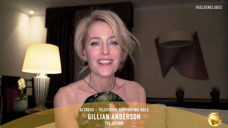 ジリアン・アンダーソンは、アレック・ボールドウィンのジョークゴールデングローブ賞2021に続いて、彼女のアクセントを取り巻く質問に反応します