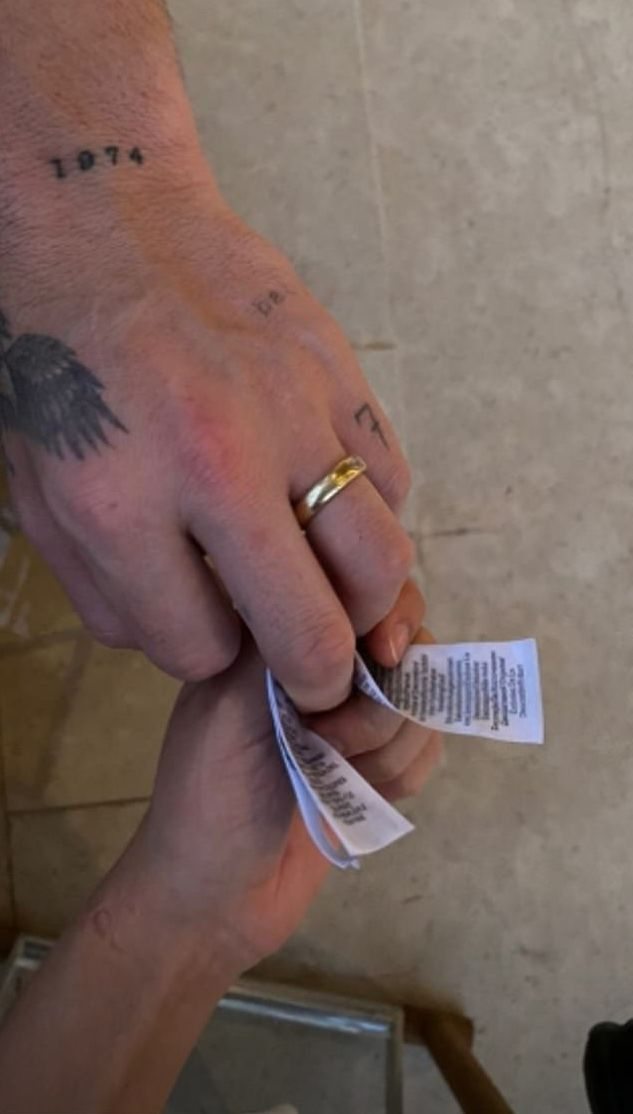 ブルックリン・ベッカムとニコラ・ペルツは、金の結婚指輪の写真と結婚しているとの憶測を急いでいます