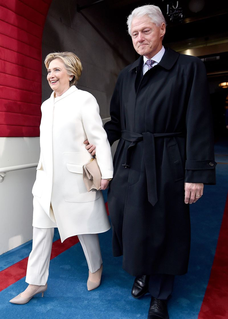 元米国大統領ビル・クリントンとファーストレディ・ヒラリー・クリントンは、2017年1月20日にワシントンDCで米国議会議事堂にドナルド・トランプ大統領就任式のために到着します。
