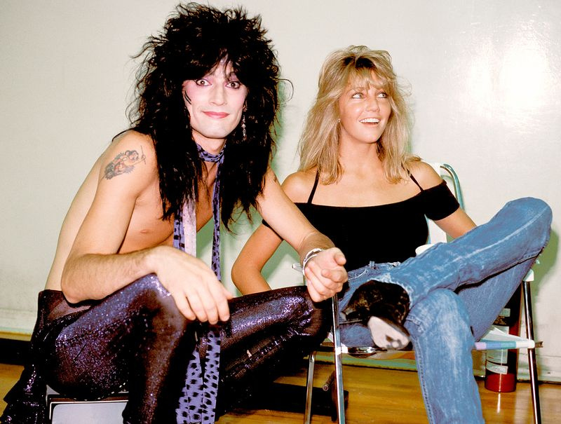 Tomijs Lī no Motley Crue pozē aizkulisēs kopā ar sievu Heteri Loklīru 1985. gadā.