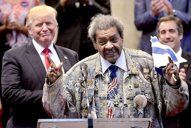 Le candidat présidentiel républicain Donald Trump (L) est présenté par le promoteur de boxe Don King à la Midwest Vision and Values Pastors and Leadership Conference au New Spirit Revival Center de Cleveland Heights, Ohio, le 21 septembre 2016.
