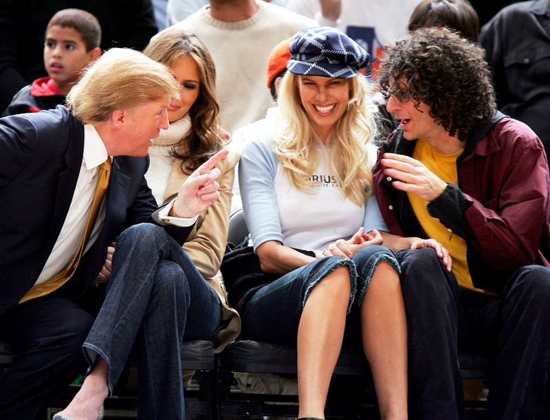 Donald Trump, Melania Trump, Beth Ostrosky und Howard Stern nehmen am 4. November 2005 in New York City am Spiel Washington Wizards vs. New York Knicks teil.