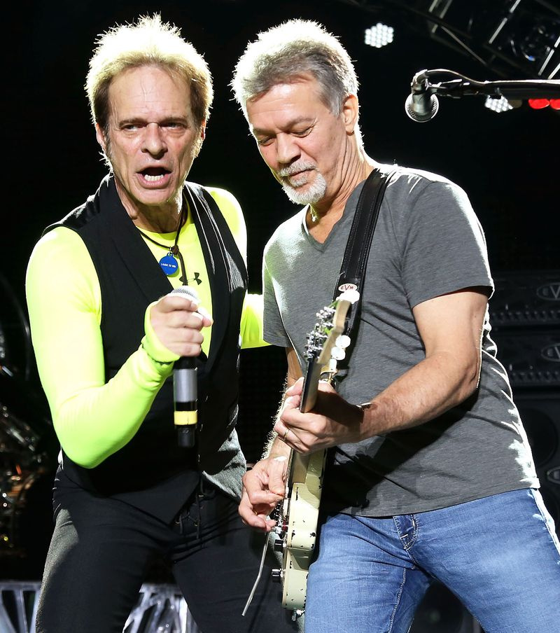 David Lee Roth y Eddie Van Halen actuando en 2015 Eddie Van Halen Dead