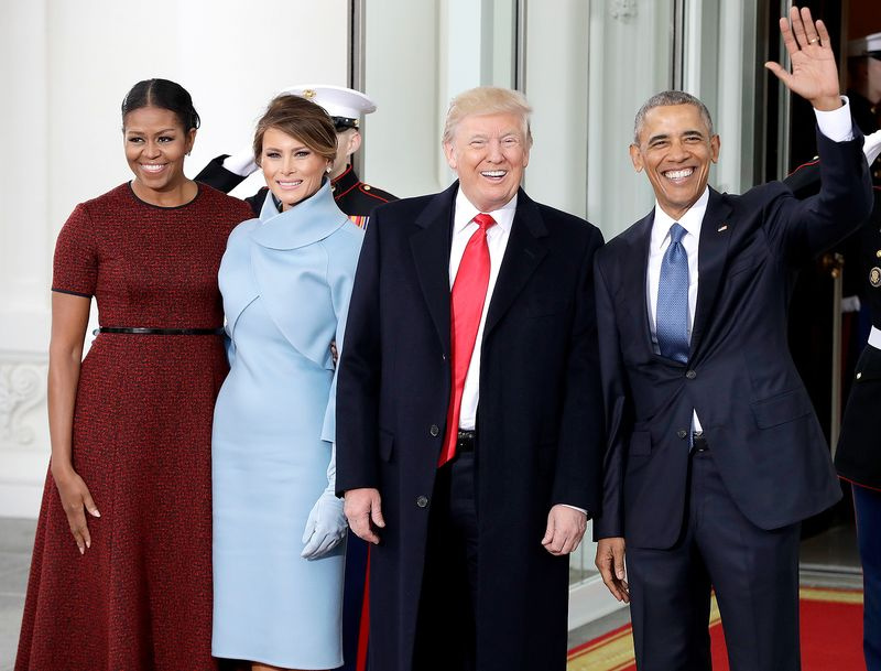 Barack Obama y Michelle Obama saludan a Donald Trump y su esposa Melania Trump en la Casa Blanca en Washington, el viernes 20 de enero de 2017.