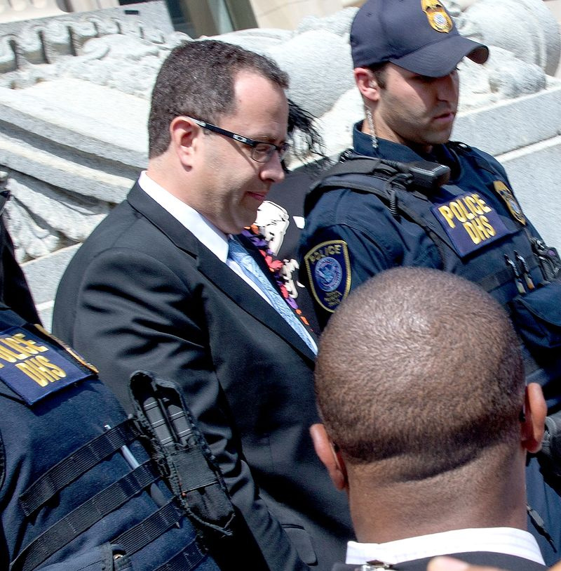 Jared Fogle sale del juzgado el 19 de agosto de 2015 en Indianápolis, Indiana.