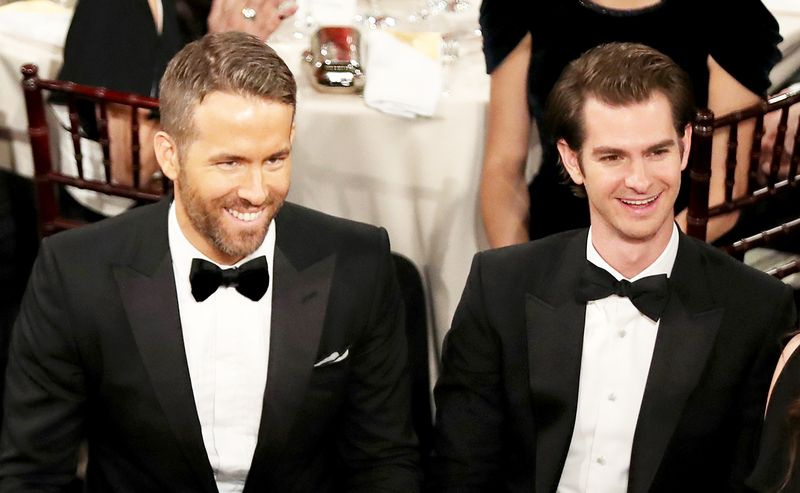 Ryan Reynolds y Andrew Garfield en la 74a Entrega Anual de los Globos de Oro celebrada en el Hotel Beverly Hilton el 8 de enero de 2017.