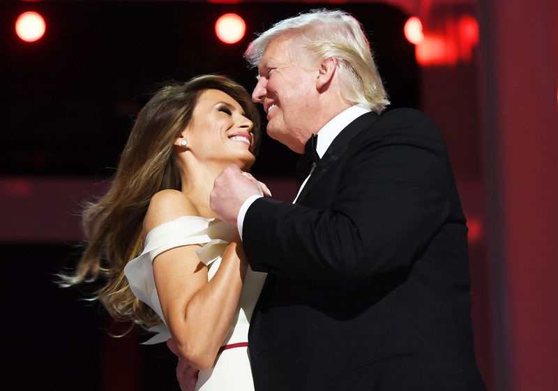 El presidente de los Estados Unidos, Donald Trump, y la primera dama, Melania Trump, bailan en el Liberty Ball en el Centro de Convenciones de Washington DC después de Donald Trump.