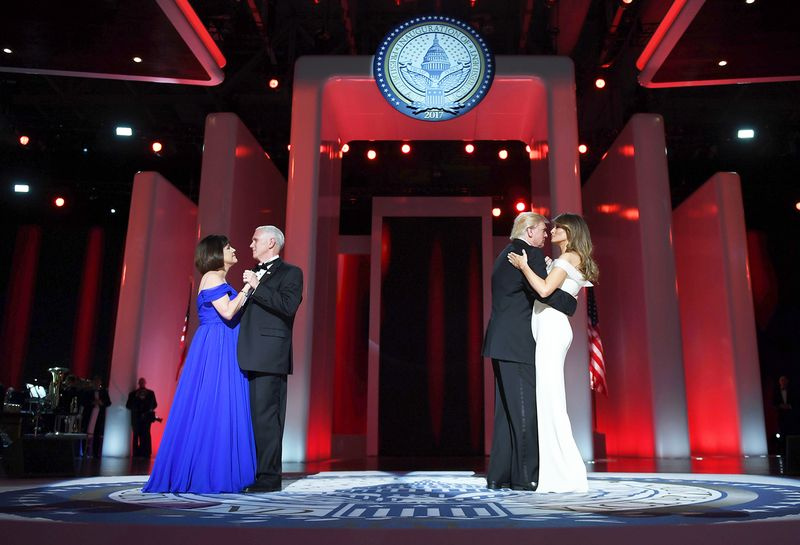 El presidente de los Estados Unidos, Donald Trump, y la primera dama Melania Trump bailan con el vicepresidente Mike Pence y Karen en el Liberty Ball en el Centro de Convenciones de Washington DC después de Donald Trump.