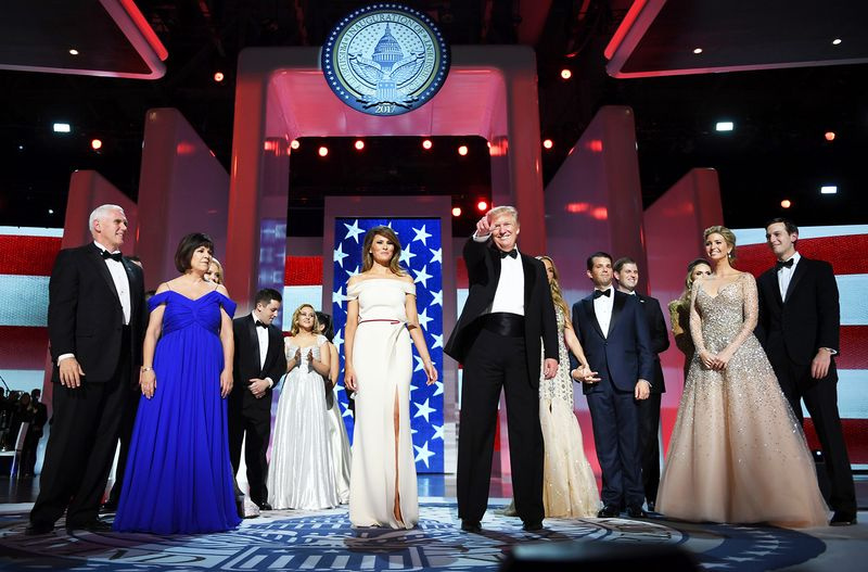 El presidente de los Estados Unidos, Donald Trump, hace un gesto mientras la primera dama Melania Trump, el vicepresidente Mike Pence, su esposa Karen y su familia observan el Liberty Ball en el Centro de Convenciones de Washington DC después de Donald Trump.