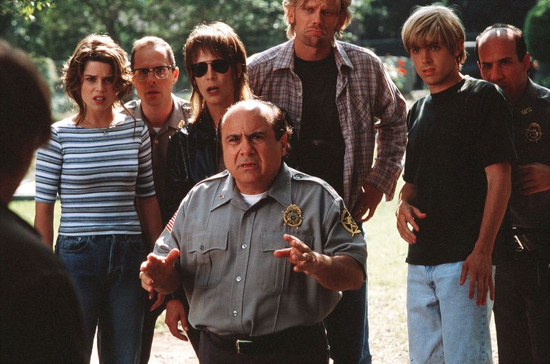 Neve Campbell 25 choses Danny DeVito noyade Mona