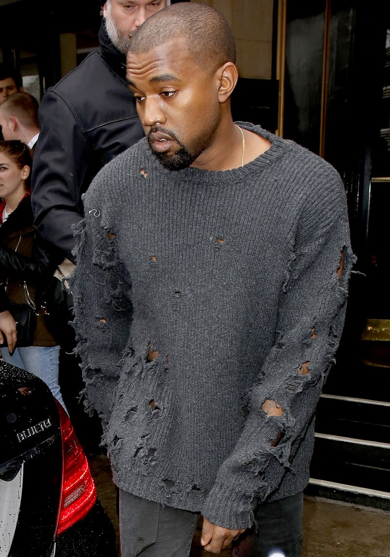 Kanye West quitte le Dorchester Hotel le 26 février 2015 à Londres, en Angleterre.