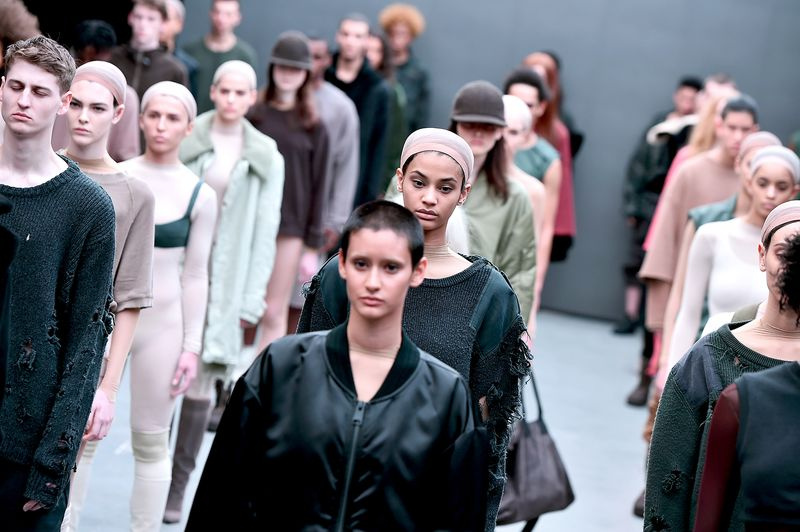 Des mannequins défilent lors du défilé de mode adidas Originals x Kanye West YEEZY SEASON 1 lors de la Fashion Week de New York automne 2015.