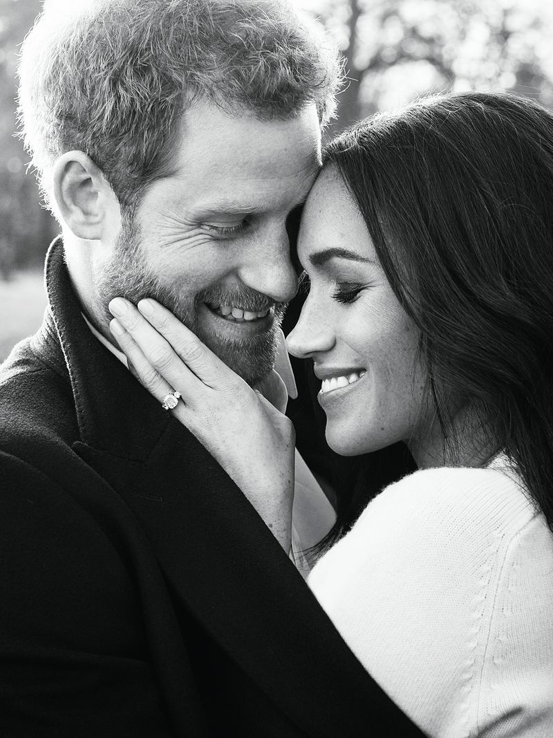 Oficiálna zásnubná fotografia princa Harryho a Meghan Markle
