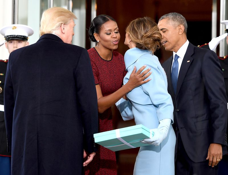 Donald Trump y su esposa Melania Trump son recibidos por Barack Obama y Michelle Obama al llegar a la Casa Blanca el 20 de enero de 2017 en Washington, DC.