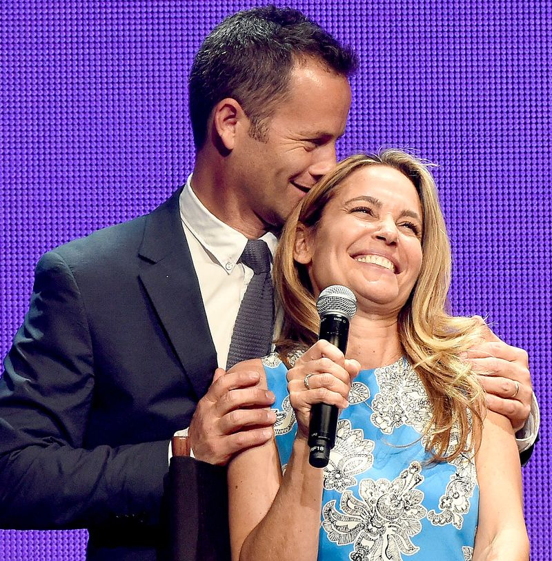 Kirk Cameron a jeho manželka, herečka Chelsea Noble, vystúpili na pódiu počas 3. výročného udeľovania cien KLOVE Fan Awards v Grand Ole Opry House 31. mája 2015 v Nashville, Tennessee.