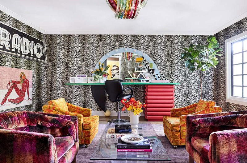 Vnútri Miley Cyrus Rock Roll Technicolor Filled Los Angeles Home Photos