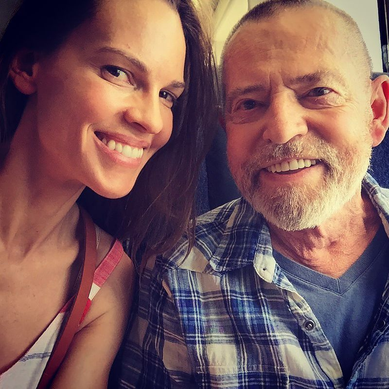 Hilary Swank Pens Hommage an ihren Vater nach seinem Tod im Oktober: