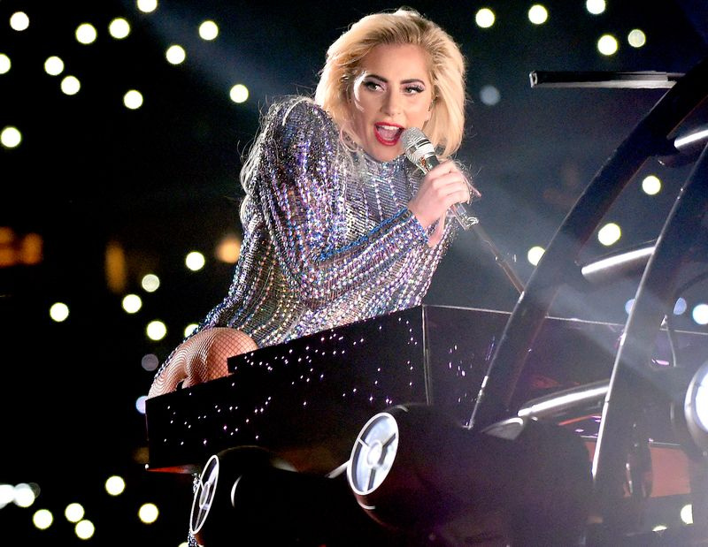 Lady Gaga actúa en el escenario durante el espectáculo de medio tiempo Pepsi Zero Sugar Super Bowl LI en el NRG Stadium el 5 de febrero de 2017 en Houston.
