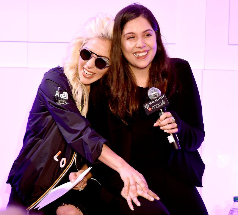 Lady Gaga y Natali Germanotta hablan con los clientes que hicieron una compra calificada de lovebravery en el lanzamiento de