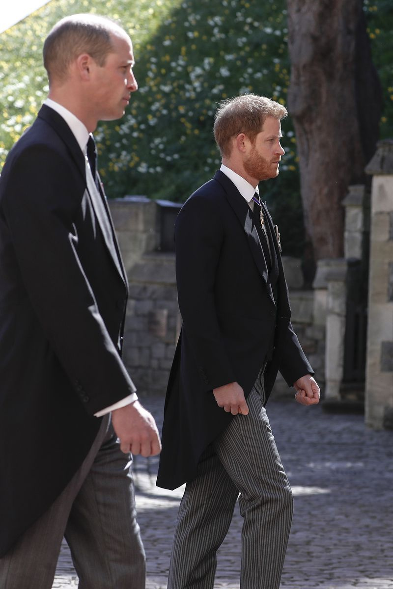 El príncipe Harry y el príncipe William se reúnen, caminan detrás del ataúd del príncipe Felipe en el funeral